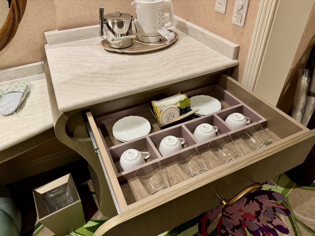 amenities habitación del Tokyo DisneySea Fantasy Springs Hotel