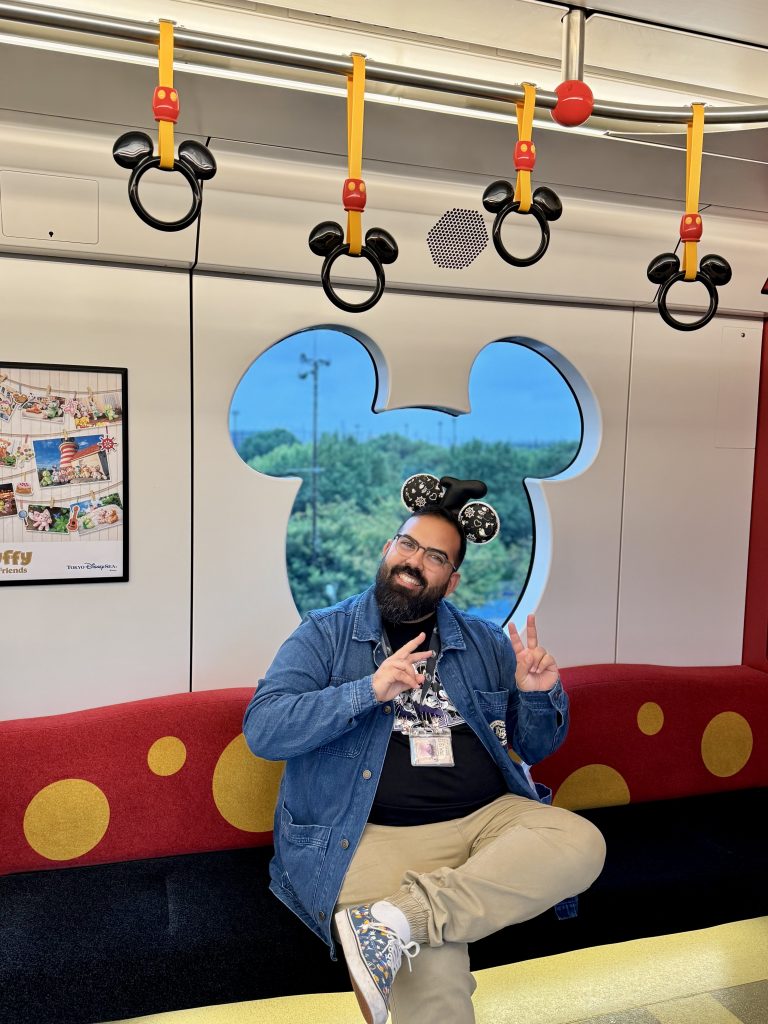 El monorraíl está tematizado de Mickey Mouse