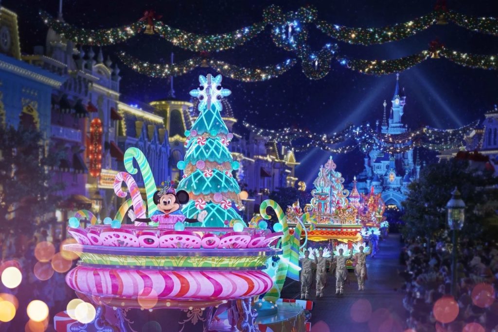 Carroza de Minnie Mouse durante la cabalgata de Navidad en Main Street iluminada en Disneyland Paris