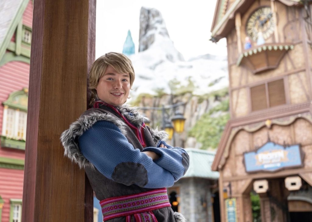Kristoff en un encuentro con visitantes en World of Frozen durante la temporada navideña
