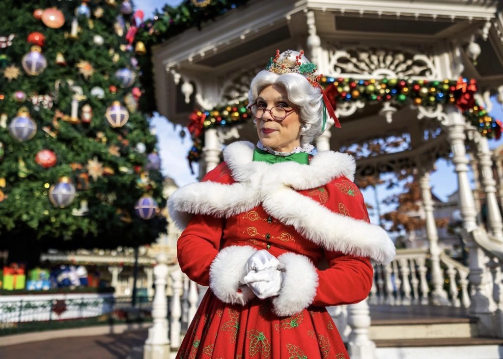 Mamá Noel en Town Square durante las celebraciones de Navidad de Disneyland Paris