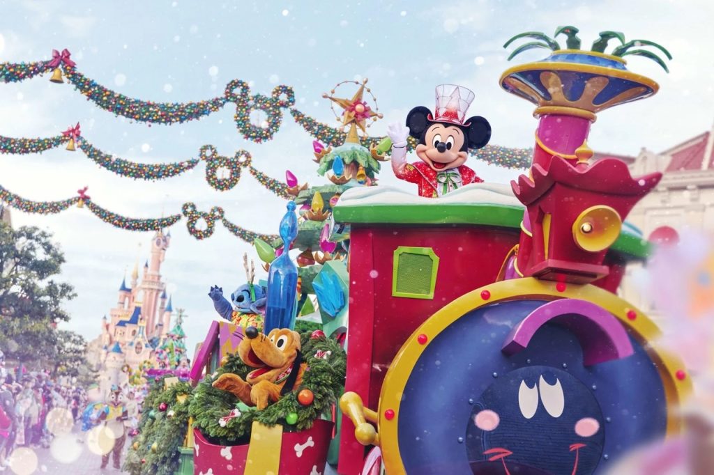 Mickey Mouse sobre su carroza iluminada en la cabalgata de Navidad de Disneyland Paris