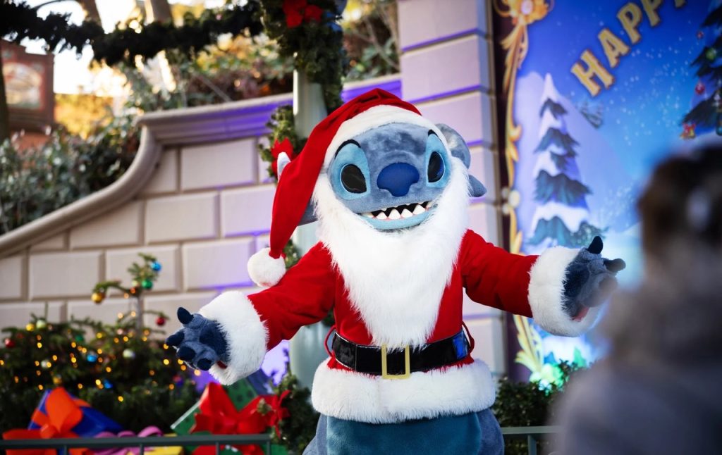 Stitch vestido de Papá Noel durante la temporada navideña en Disneyland Paris